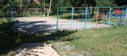 Спортивная площадка с прыжковой ямой, воротами для футбола, малыми спортивными формами, стойками (+ сетка) для игры волейбол